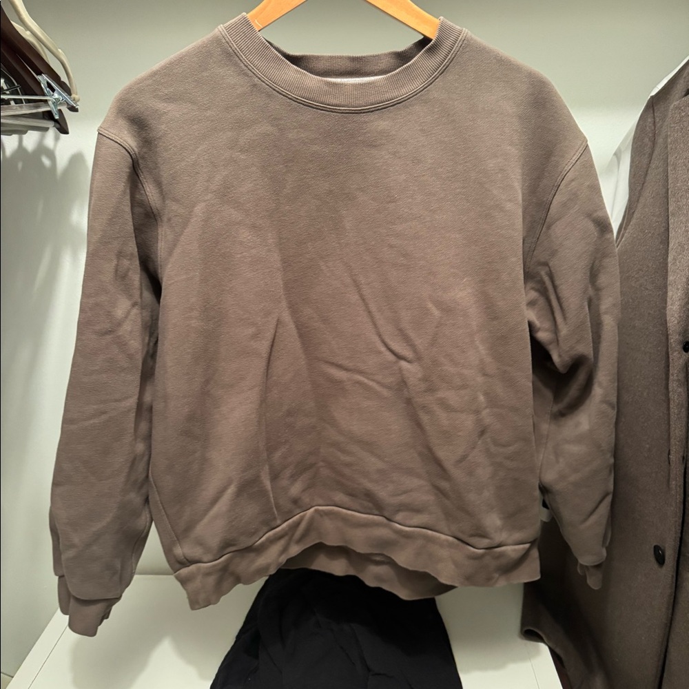 Lululemon men’s small sweatshirt.